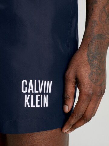 Calvin Klein Swimwear Szorty kąpielowe w kolorze niebieski