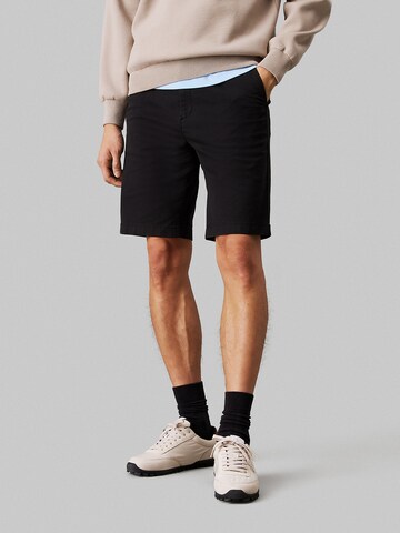 Regular Pantalon chino Calvin Klein en noir : devant
