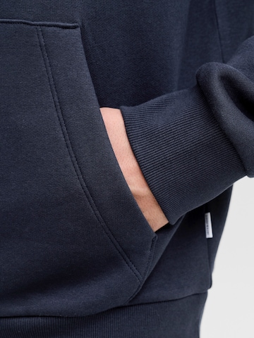 JACK & JONES Sweatshirt i blå