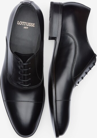 Chaussure à lacets 'Regent' LOTTUSSE en noir