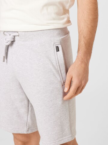 Superdry Regular Shorts in Grau