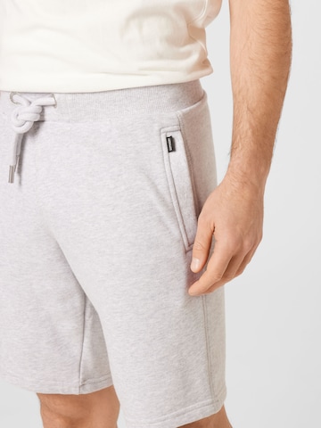 Superdry Regular Broek in Grijs