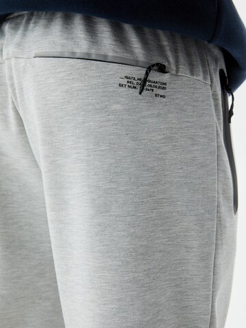 Tapered Pantaloni di Pull&Bear in grigio