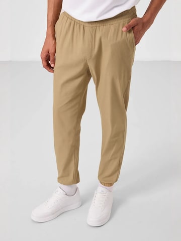 regular Pantaloni chino di Tommy Life in marrone: frontale