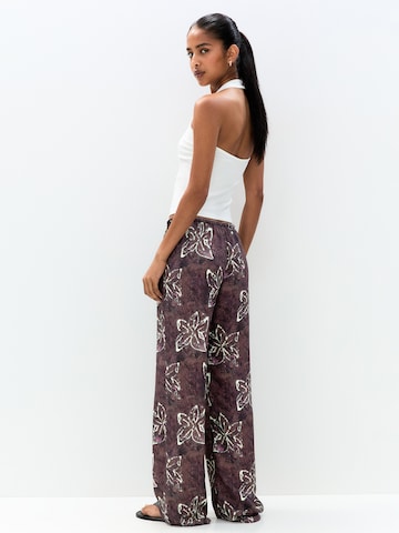 Pull&Bear Szeroka nogawka Spodnie 'HIBISCUS' w kolorze fioletowy