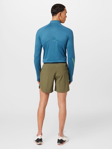 UNDER ARMOUR Regular Sportshorts 'Peak' in Grün