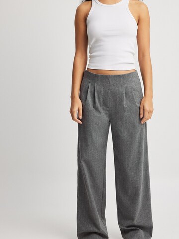 NA-KD Loose fit Pleat-Front Pants in Grey: front