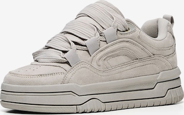 BershkaNiske tenisice - siva boja: prednji dio