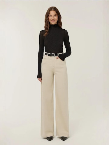 Hiccup - Perna larga Calças de ganga em bege