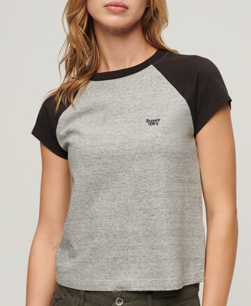Superdry T-Shirt 'Essential' in Grau: predná strana