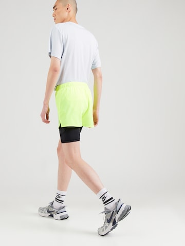 NIKE Regular Urheiluhousut 'FAST' värissä vihreä