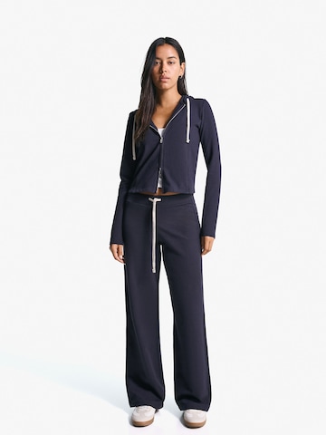 Wide leg Pantaloni de la Bershka pe albastru