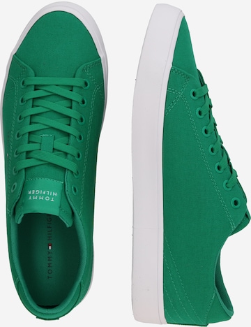 TOMMY HILFIGER Rövid szárú sportcipők 'Essential' - zöld