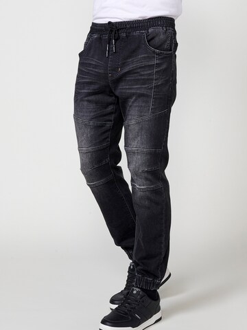 KOROSHI Tapered Jeans in Black: front