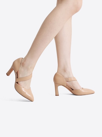 Dream Pairs Pumps in Beige