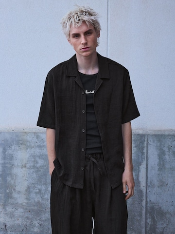 Bershka Comfort fit Button Up Shirt in Black: front