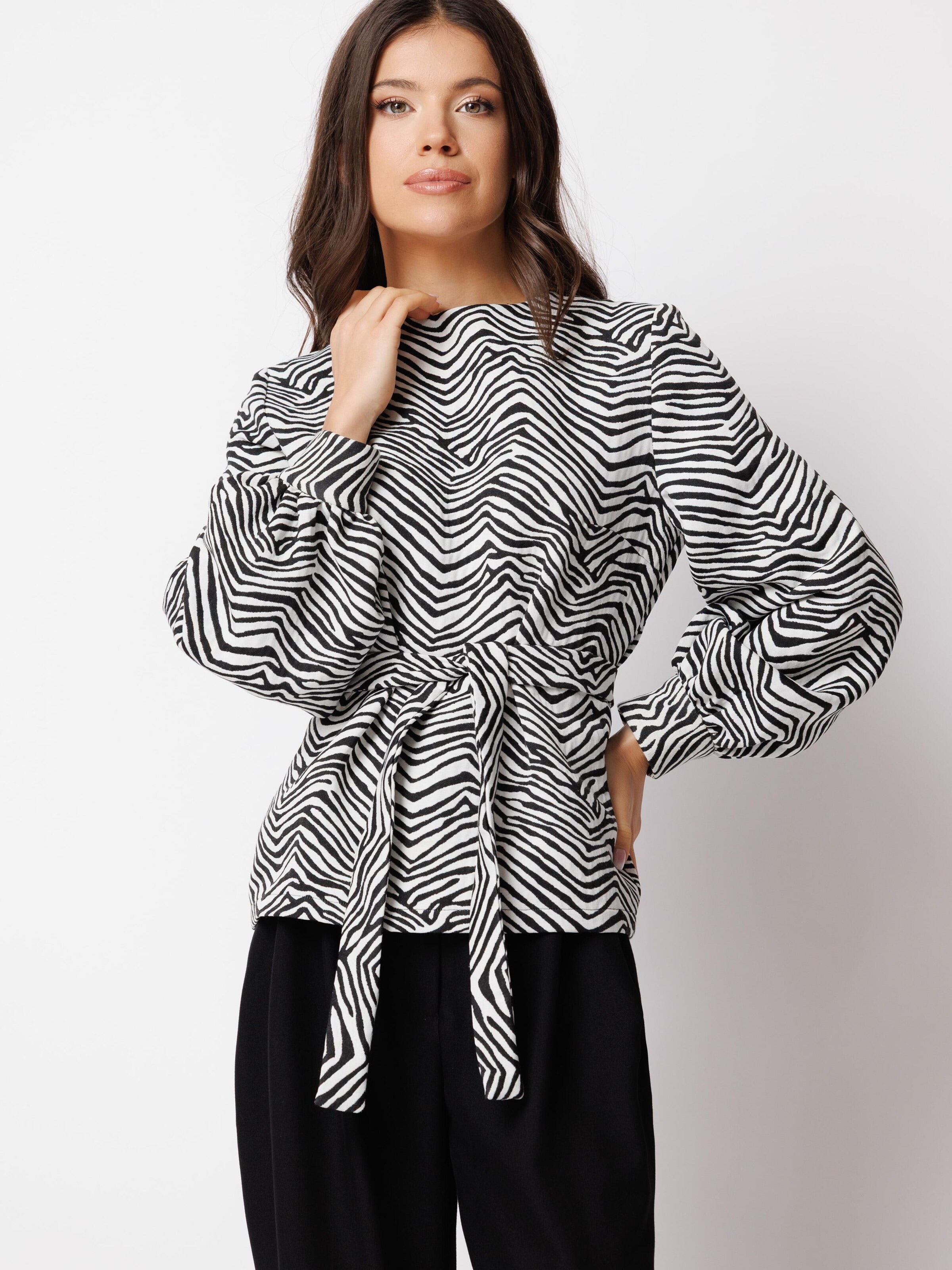 Camicia da donna 'Blouse with Zebra Print and Tie Belt – Black/Ivory – Sienna' di Couture de Marie in nero: frontale