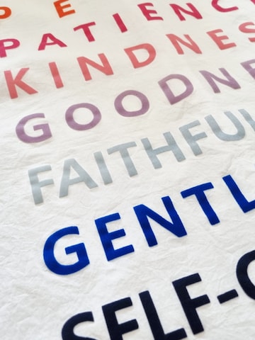 LIKS. Munich Blouse 'Bluse mit Knopfleiste und Schriftzug im RT' in Wit