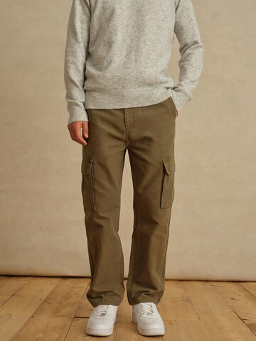DAN FOX APPAREL - regular Pantalón cargo 'Franz' en verde: frente