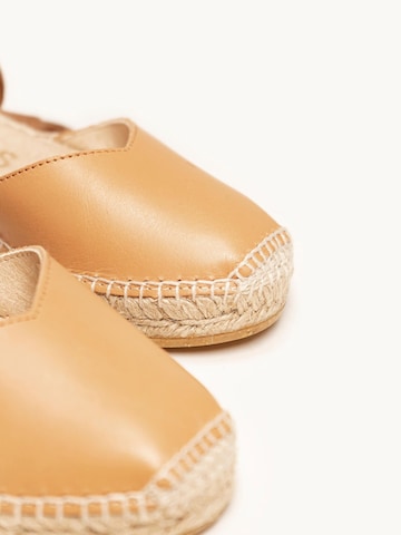 Alhamas Slingback Pumps 'Alpargata Cuña' in Beige