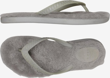UGG Sandalen 41,5 in Grau: Vorderseite