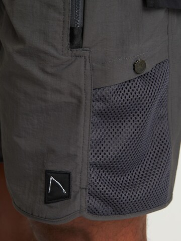CHASIN' Regular Broek 'Omar.S Hybrid' in Grijs