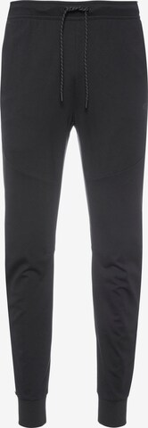 Tapered Pantaloni 'Tech Essentials' de la Nike Sportswear pe negru: față