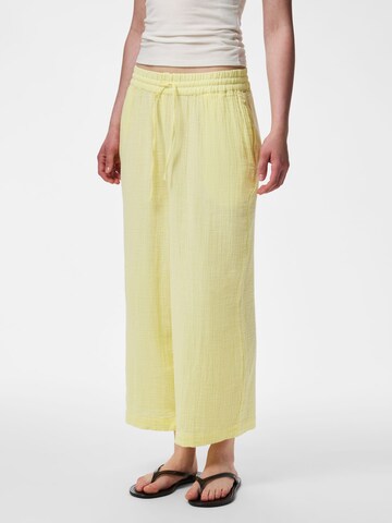 Wide Leg Pantalon 'PCSastina' PIECES en jaune : devant
