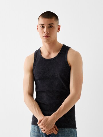 Tricou de la Bershka pe negru: față