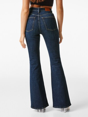 Bershka Flared Jeans in Blau