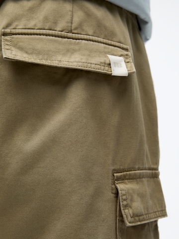 Pull&Bear Regular Карго панталон в зелено