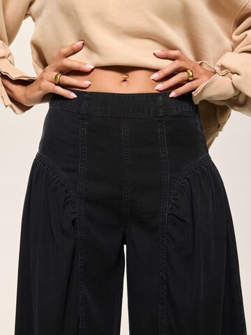 melns Kamila Šikl Vaļīgs piegriezums Džinsi