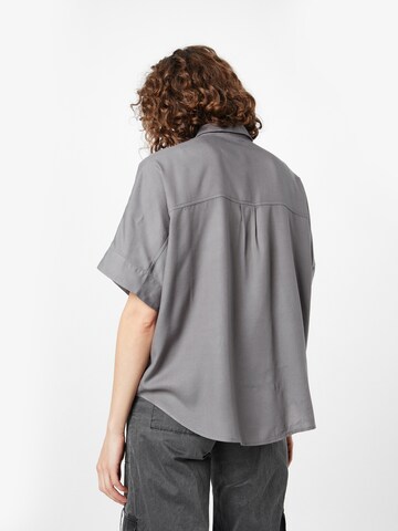 Monki Blouse in Grijs