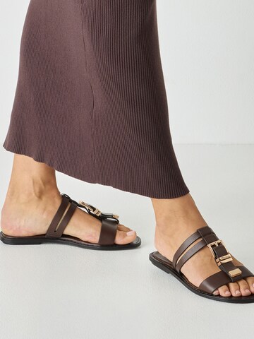 Tamaris - Sapato aberto em castanho