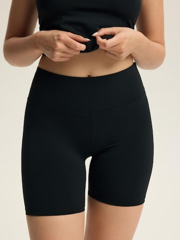 ESOTIQ - Pantalón 'High Waist Shorts Polyamid Mix glatt seamless stretch Kelsea' en negro: frente