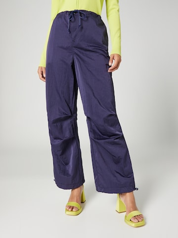 Bella x ABOUT YOU Regular Pants 'Luna' in Blue: front