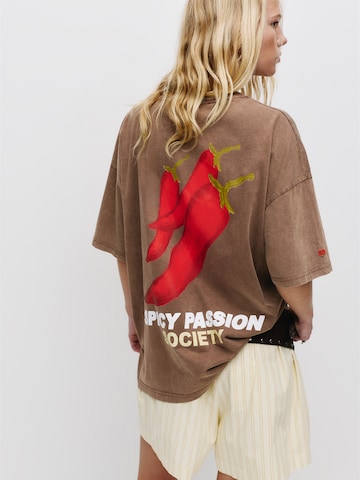 Pull&Bear Oversized shirt 'SPICY' in Bruin: voorkant