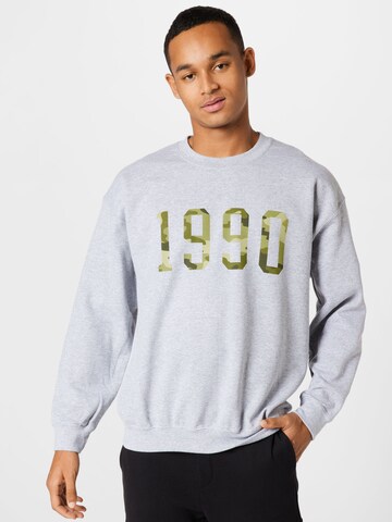 BURTON MENSWEAR LONDON Sweatshirt 'Nineteen Ninety' i grå: framsida