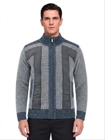 ALLTHEMEN Strickjacke 'Maschenspiel' in Grau: Vorderseite