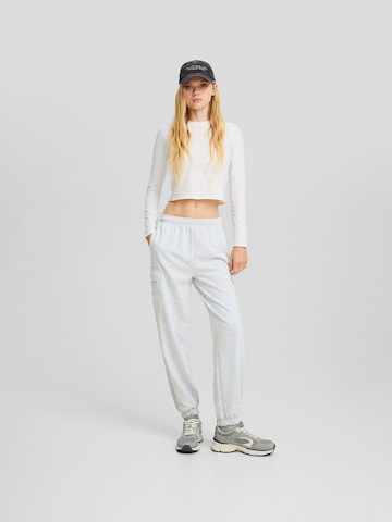 Bershka Tapered Nadrág - szürke