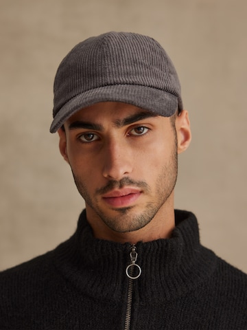 DAN FOX APPAREL - Gorra 'Ensar' en gris: frente