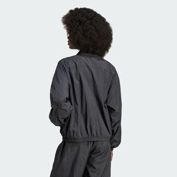 ADIDAS ORIGINALS Overgangsjakke 'Essentials' i sort
