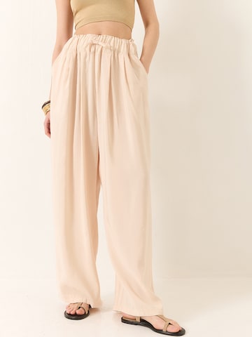 Bianco LucciLoosefit Hlače - bež boja: prednji dio