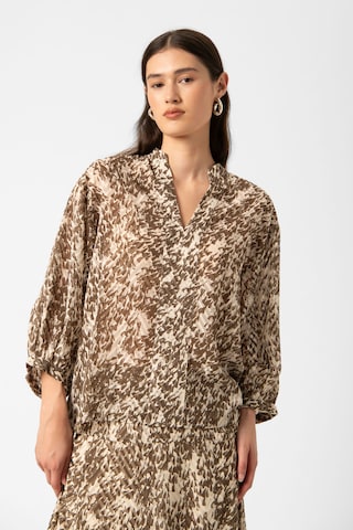 SOAKED IN LUXURY Bluse in Beige