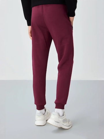 Tommy Life Tapered Sports trousers 'Jogginghose' in Red