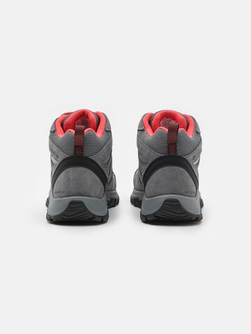 COLUMBIA Nízke čižmy 'REDMOND III' - Sivá: zadná strana