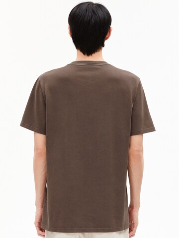 ARMEDANGELS T-Shirt ICONIC Å MAARKOS GMT DYE (GOTS) in Braun