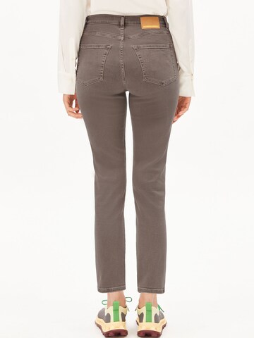 ARMEDANGELS Slimfit Jeans 'LEJAANI' in Bruin: voorkant