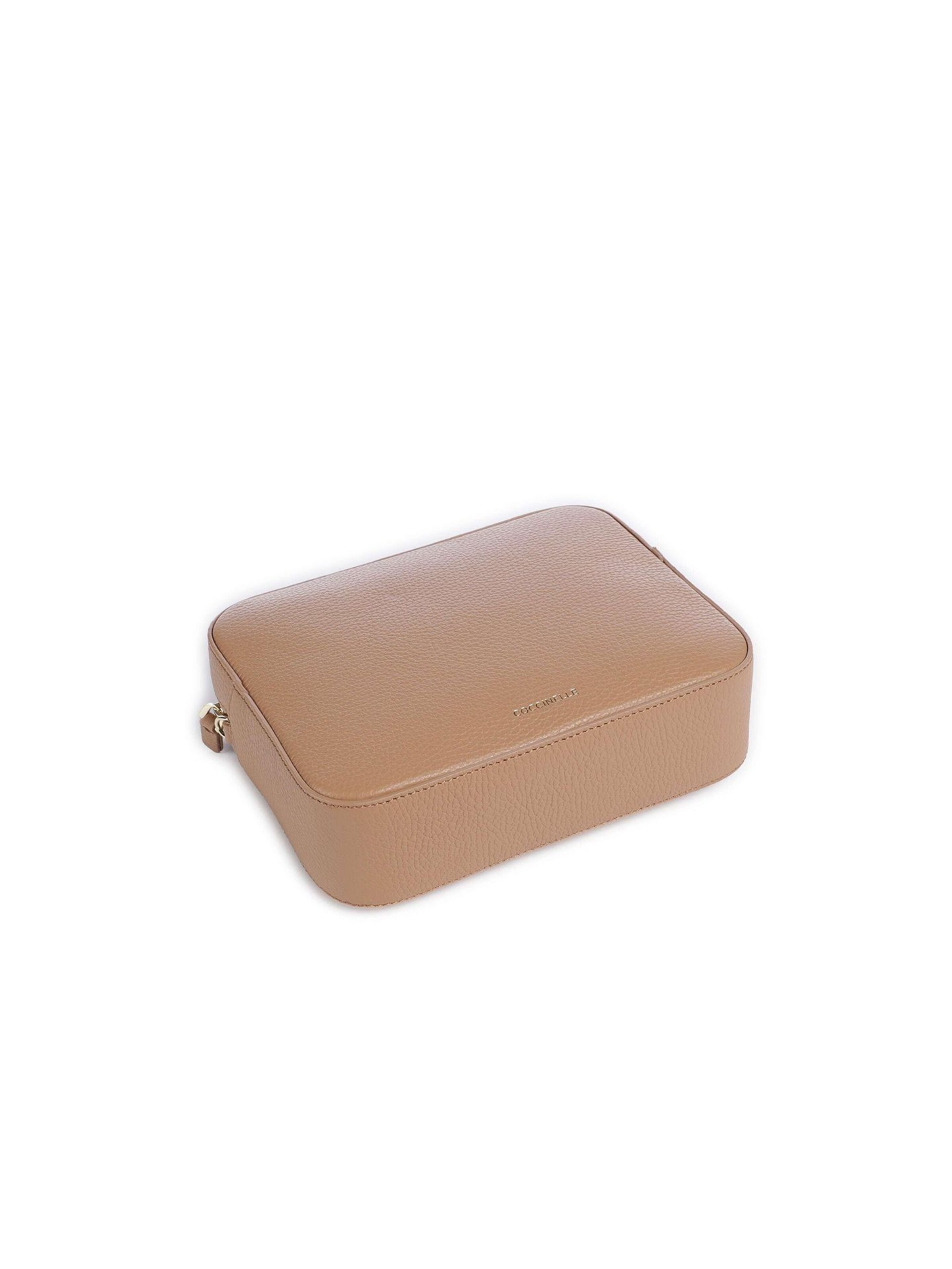 Coccinelle Umhängetasche 'Tebe Mini Bag Grained Leather'‌‌‌‌ in Beige