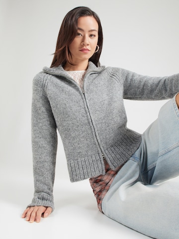 pelēks WEEKDAY Adīta jaka 'Enya': no priekšpuses